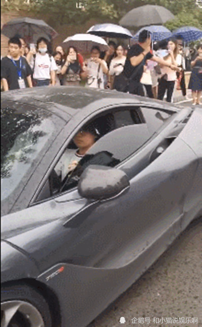 这并不是郭麒麟第一次因豪华座驾上热搜,此前他驾驶这辆超跑出门时,就