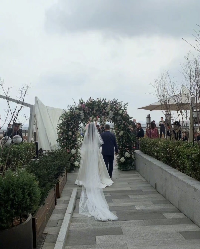 37岁朱珠宣布结婚 婚礼现场简单温馨 曾是外媒眼中的第一美人 腾讯新闻