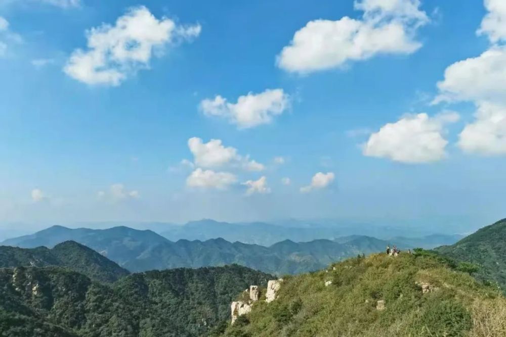 鎮降甘峪的南端,海拔976米,主峰聳入雲端,氣勢蒼茫,山坡下的梯子山村