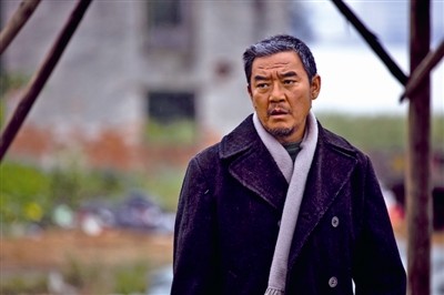 68岁李立群带妻子旅游罕晒合照头发花白妻子小9岁有夫妻相