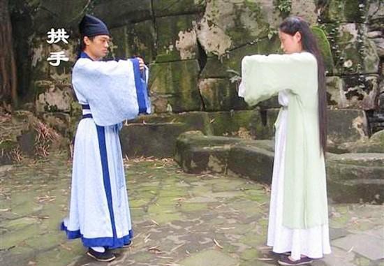 抱拳行礼到底是左手抱右手,还是右手抱左手?弄反了,极其不礼貌