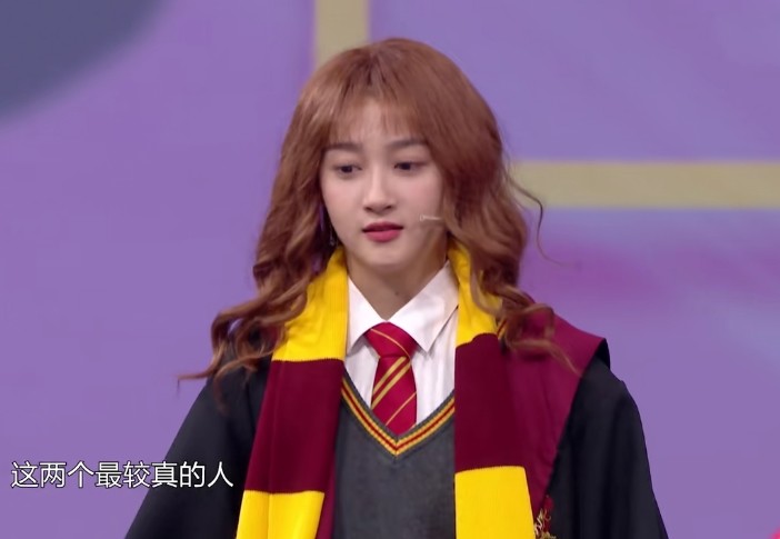 鹿晗找了个什么宝贝女友?关晓彤穿毛巾袜大胆秀腿,女人看了都心动