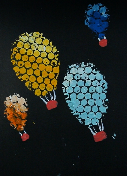 第二步,拓印热气球用水粉笔在气泡膜上涂满颜料小心拓印在绘画纸上并