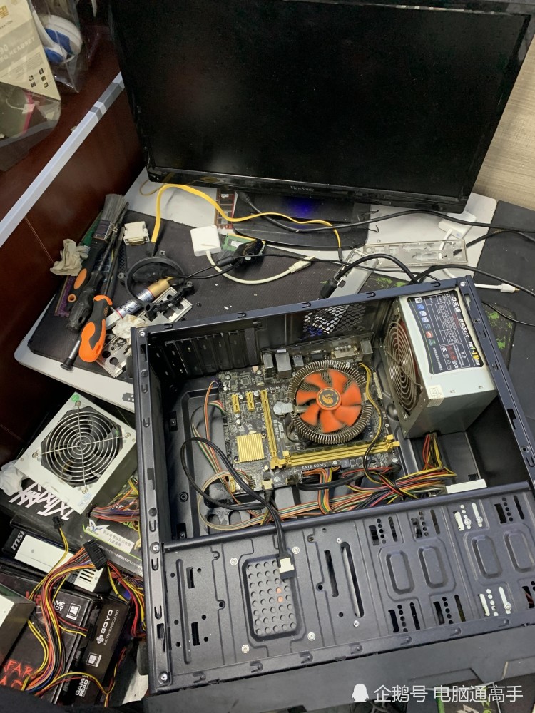 上门给客户修电脑被歧视,龇牙咧嘴啰嗦吧唧,不存在,扭头就走!