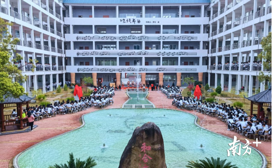 连南民族高级中学校长朱国河介绍,当时该校音乐楼顺利竣工,他向县教育