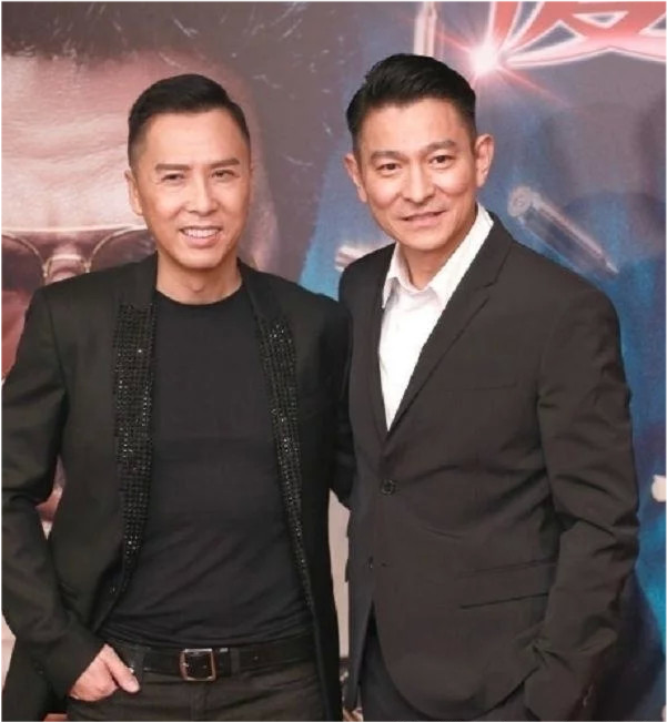 刘德华和谁合影都是一脸微笑,唯独在她面前,天王的形象都不顾_腾讯