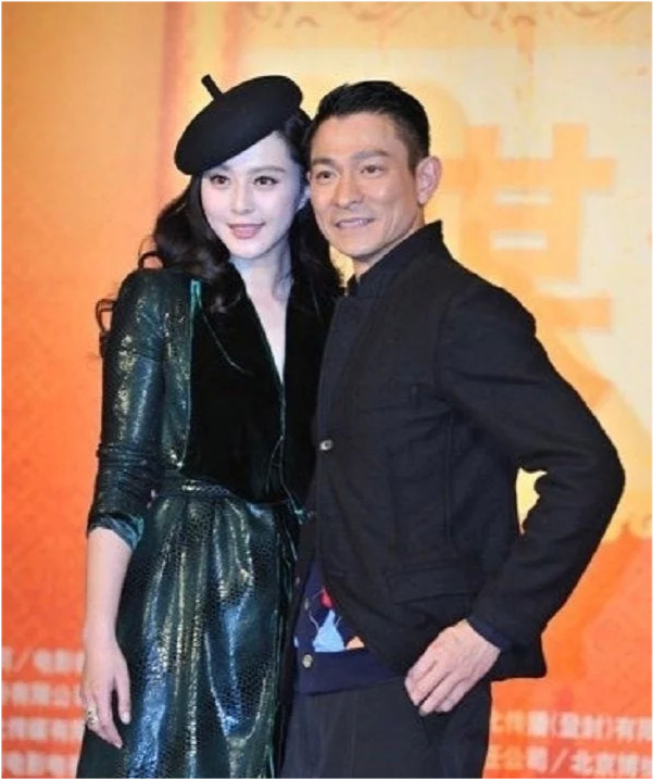 刘德华和谁合影都是一脸微笑,唯独在她面前,天王的形象都不顾_腾讯