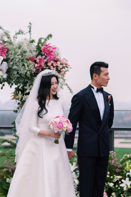 朱珠婚礼合照曝光,郎才女貌好般配,男方婚戒疑早已暴露_腾讯新闻