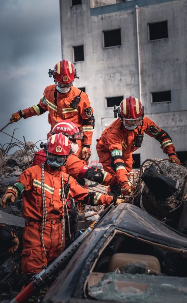 "地震"演练,消防员生死时速_腾讯新闻