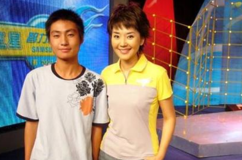 央视主持人方琼:15岁丧父,嫁大8岁领导,挚爱离世成一生的痛_腾讯新闻