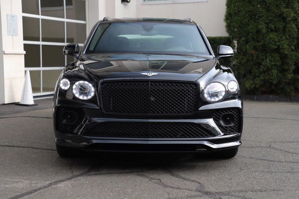 新款宾利添越实车全黑的风格