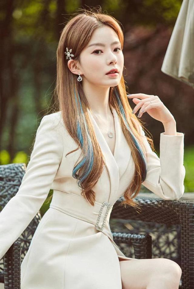 同是戴口罩出街,路人一眼认出张雨绮,对硬糖少女的态度却很真实