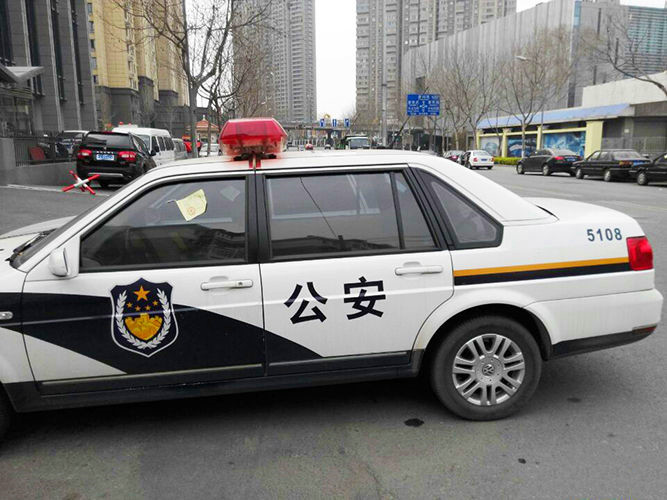 山东一警车在北京车窗抛物已批评教育相关人员接受违章处罚