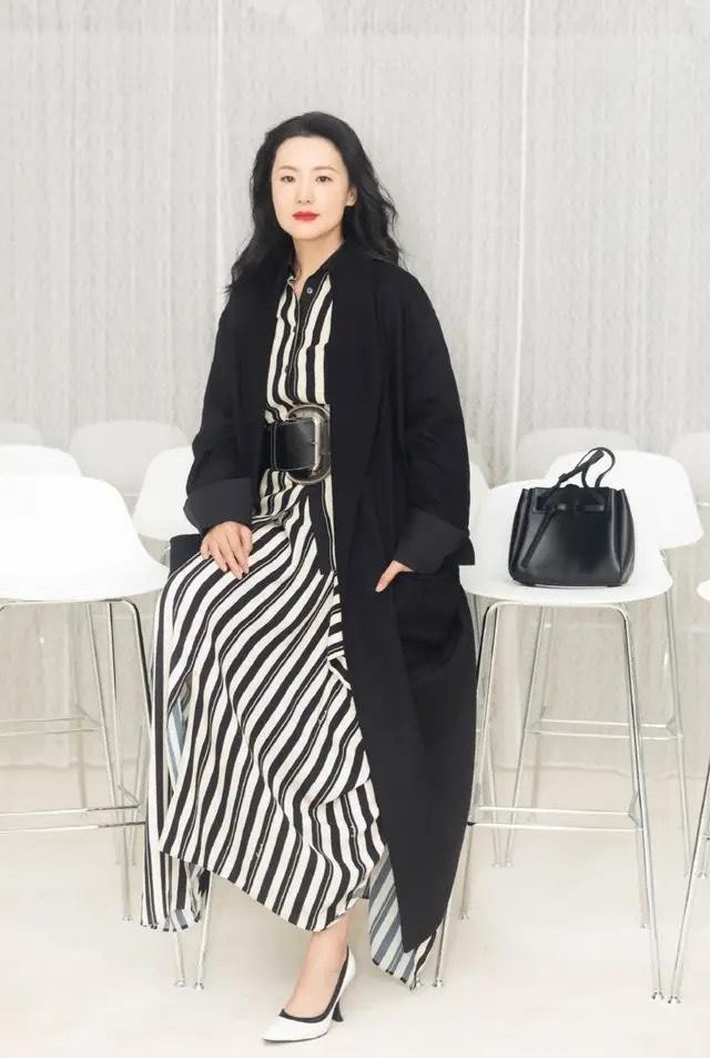 51岁咏梅穿衣显贵妇范,黑大衣搭配条纹衬衫裙,不老气还很高级