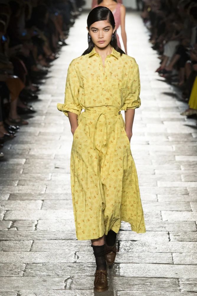 明亮黄,极致灰:春夏流行色怎么穿好看?_腾讯新闻