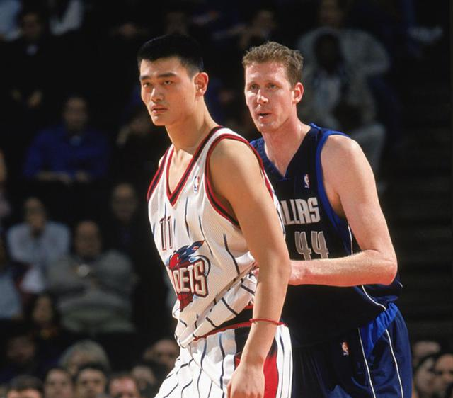 姚明和布拉德利在nba中曾经对阵过17场比赛,在这17场比赛中姚明取得6