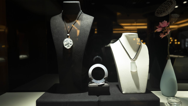 与其说福盛隆是店面,不如说他是博物馆,这里陈列着各种各样的翡翠宝贝