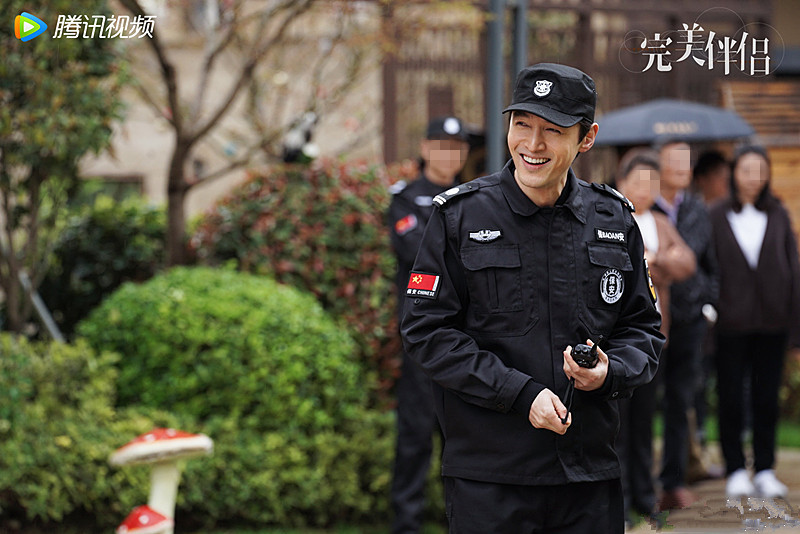 胡歌穿保安服拍戏被偶遇在小区巡逻的模样被侃像交房前的保安