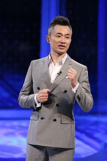 50岁主持人程雷晒近况,身材消瘦像纸片人,因肝病头发花白