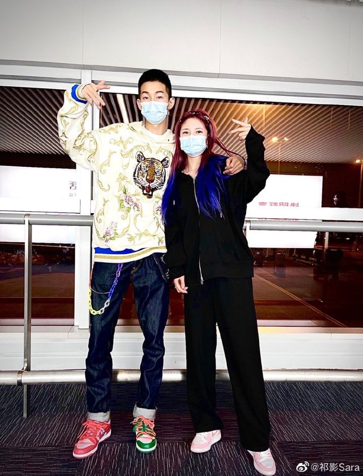 寒王女友法克儿姐参加黑怕女孩