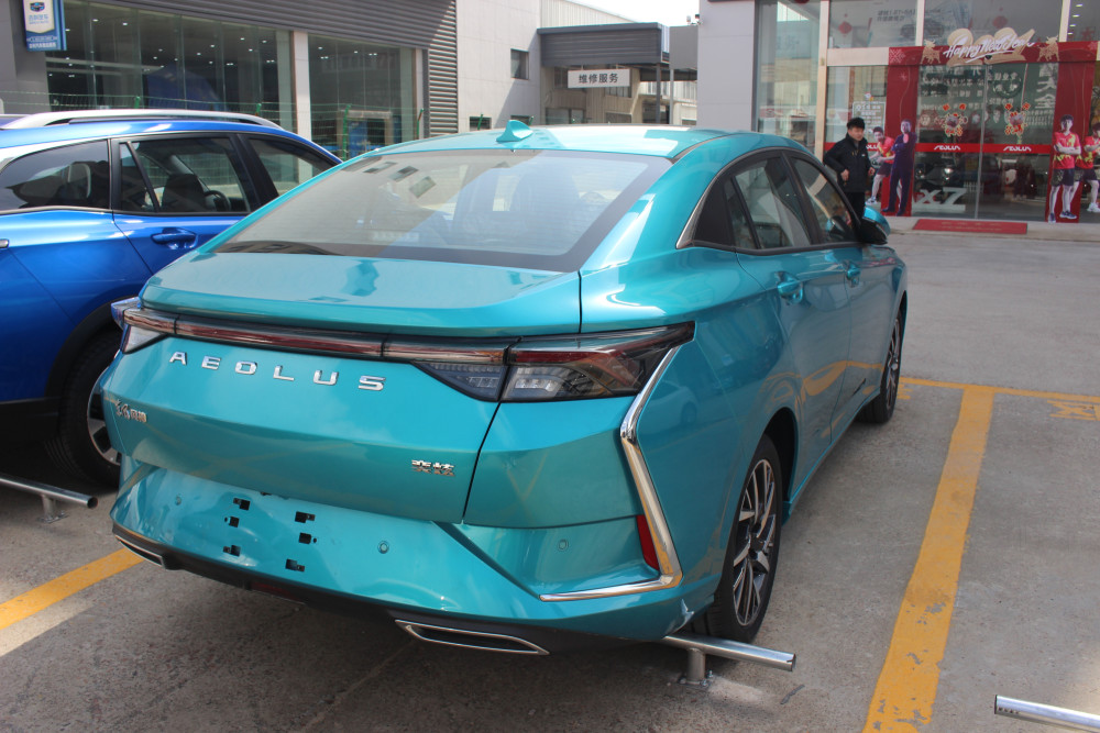 到店实拍2020款东风风神奕炫天青蓝很大气699万起油耗仅54l