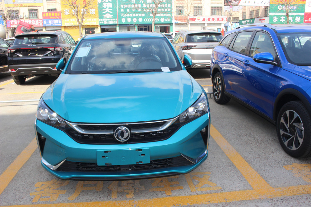 到店实拍2020款东风风神奕炫天青蓝很大气699万起油耗仅54l