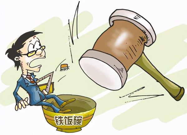 江苏一教师坐公交车时拿玻璃杯往司机头上砸这一砸把饭碗丢了