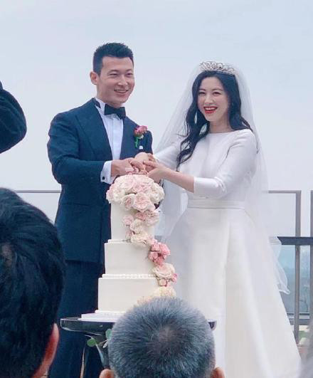 "比比东"朱珠大婚发文秀幸福,老公王昀佳晒照表白