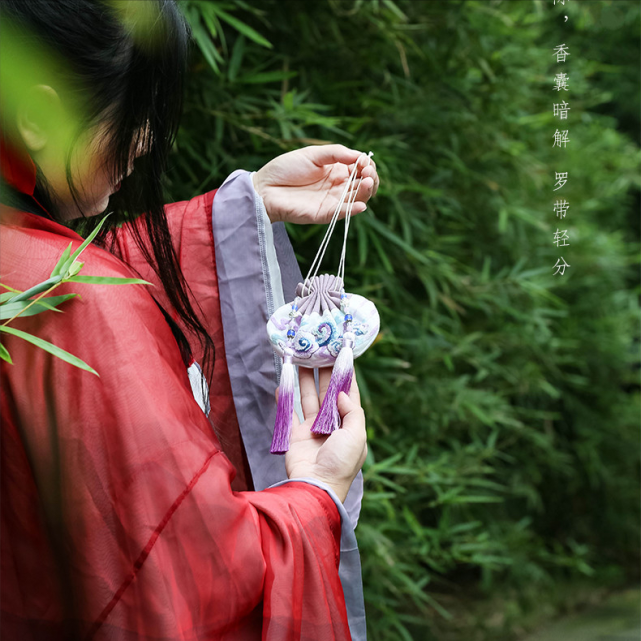 香囊总给我一种美好的感觉,我想,佩戴香囊的人,一定是很热爱生活的.