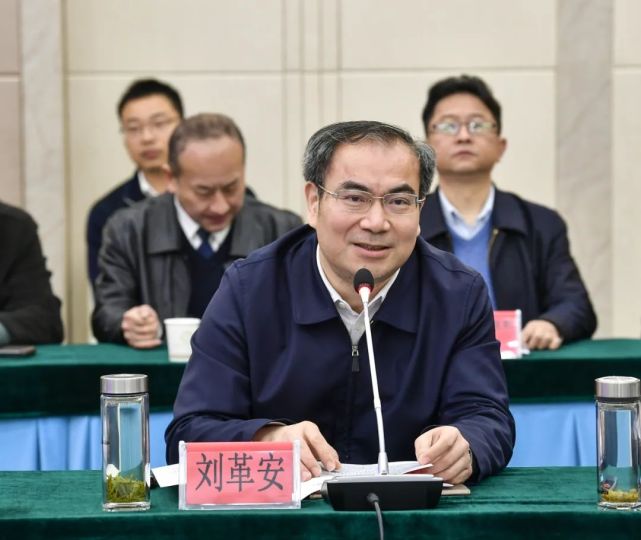 总经理谭克涛,市委常委,市政府常务副市长曾超群分别代表双方签约