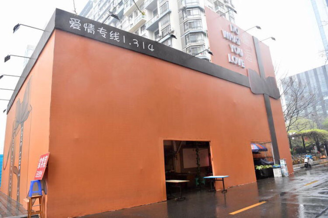 成都闹市钉子户被打包成礼盒里外两个世界反差强烈