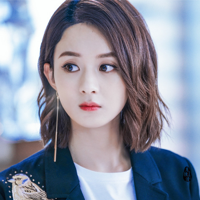 女人一旦过了30岁发型尽量以典雅为主做个气质短发美人