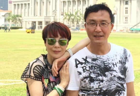 "宠妻达人"吴刚,婚姻29年甜蜜如初,57岁携妻聚餐戴情侣帽_腾讯新闻