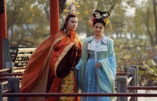 事情传的越发离谱,最后都成了徐少华和朱琳两情相悦.