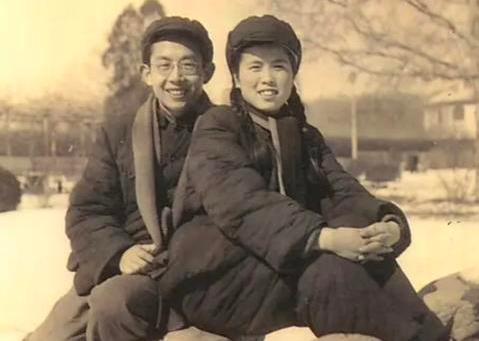 也是著名导演张艺谋和陈凯歌的老师,而他与杨洁的关系也非比寻常,他们