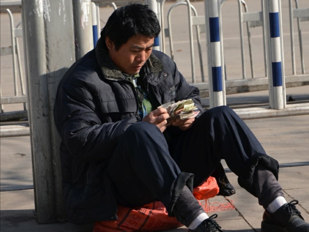 辛苦的打工人,一天要投入十四个小时上班,薪水才3千呢