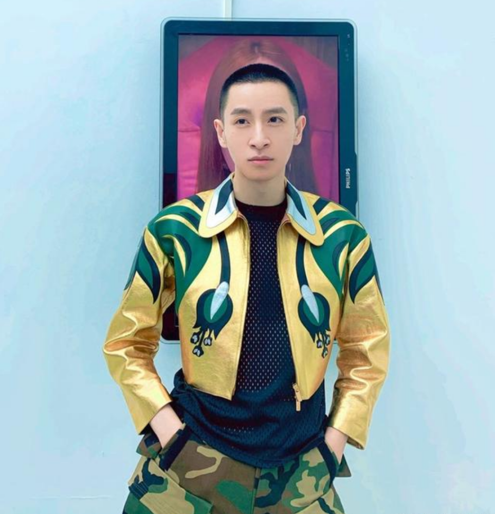 闵锐的颜值其实很有清秀感,身材如果多穿宽松款也很帅气,这组金色夹克