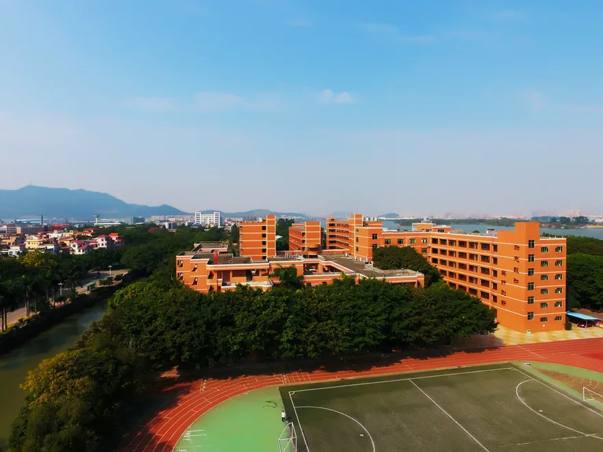 南海中学分校风光旖旎,与西樵山遥首相望.