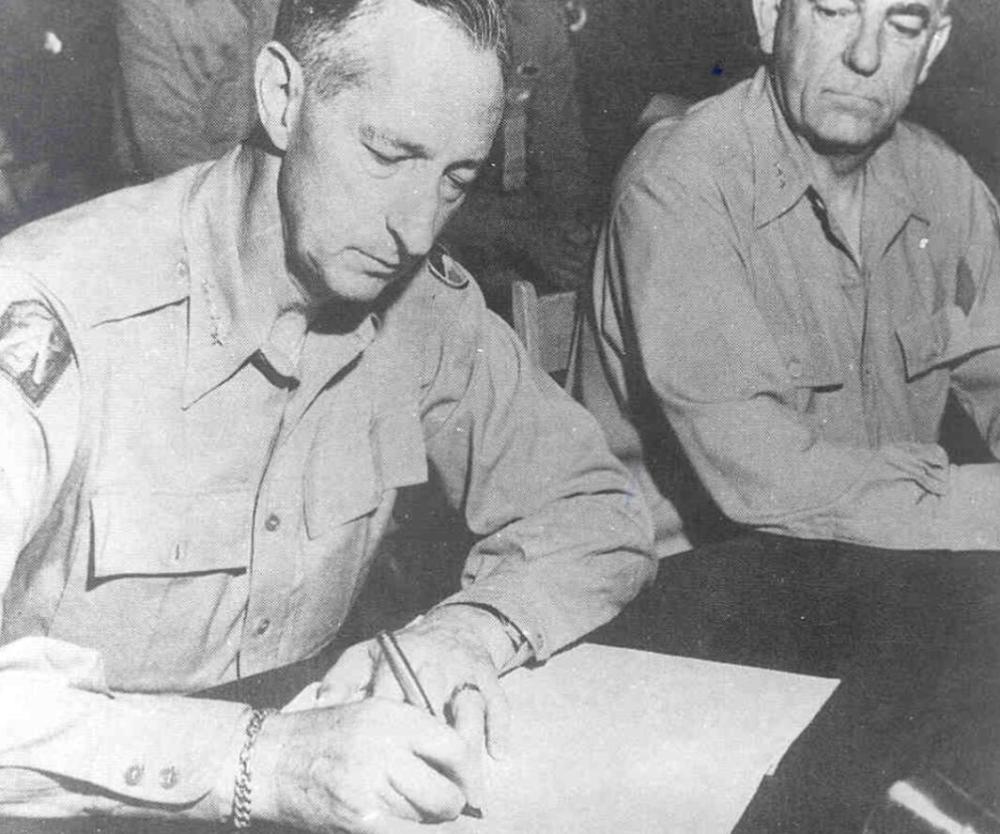 1953年7月27日"联合国军"总司令克拉克于汶山在朝鲜停战协定和补充