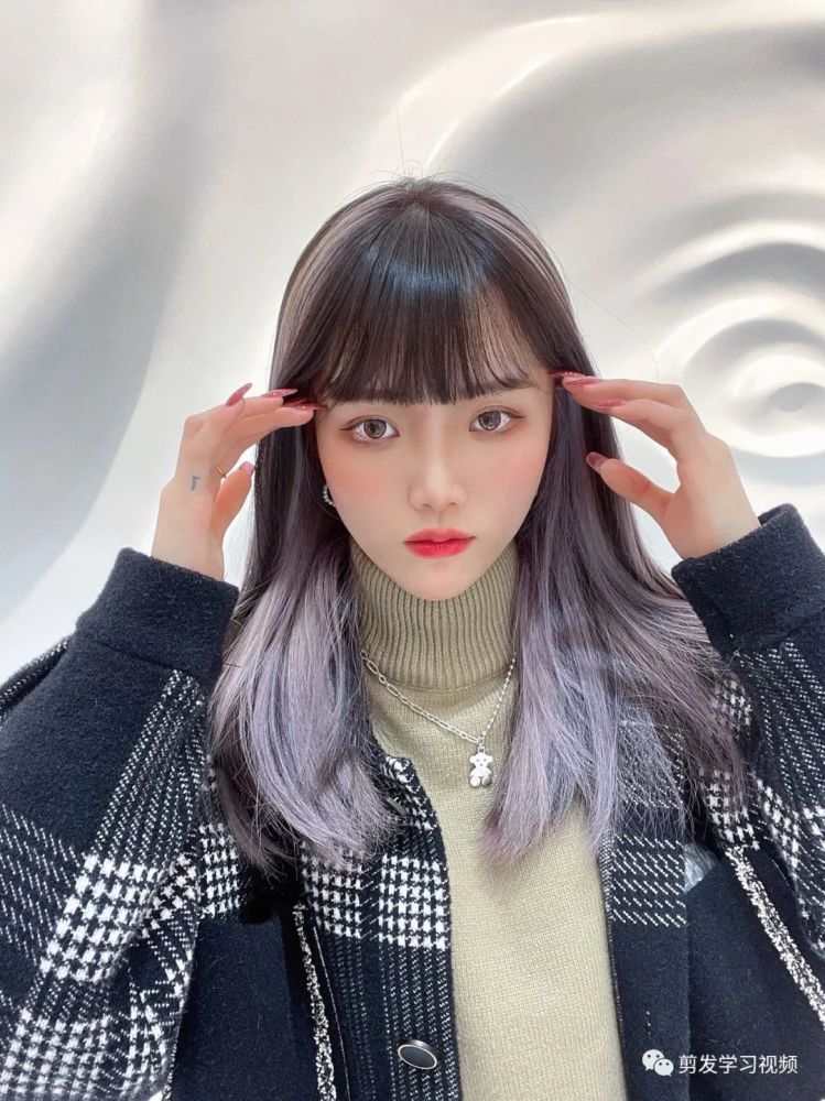 是特别的洋气时髦呢这款染发就和平时的发带一样的造型若隐若现露出来