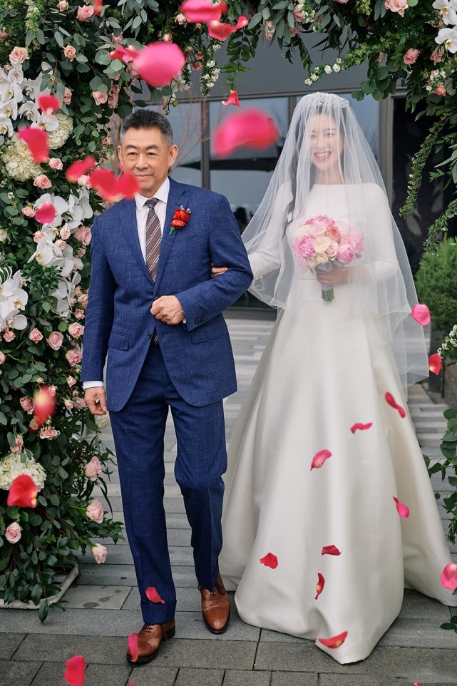 男俊女美漂亮女星朱珠婚礼现场照曝光新郎好英俊是完美婚姻