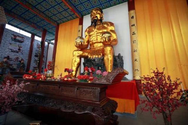 盘古下凡游历过程中结识了天地间的第一个女王,称为太元圣母.