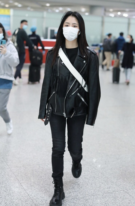 谭松韵终于放弃"可爱风",黑皮衣配紧身裤潇洒酷炫,但甜美依旧