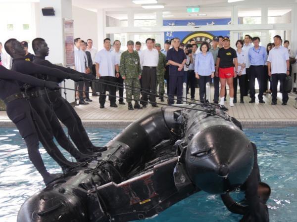 资料图:台军精锐蛙人在水中训练