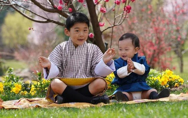 不丹小王子迎来1岁生日王后晒7张家庭照却跟国王无交流