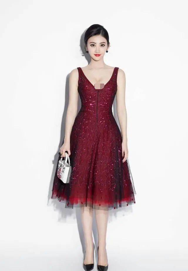 景甜也有大胆一面穿低胸红裙大秀性感好身材傲人上围太抢镜