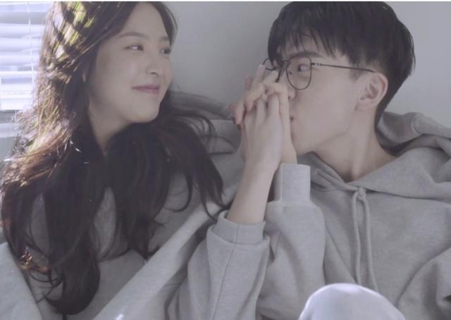 网红费启鸣,努力转型娱乐圈,意外进入何炅的"坑",诠释初恋男友_腾讯