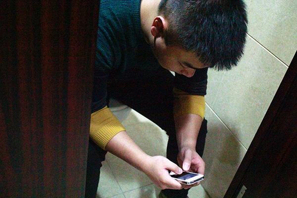 上厕所的时候千万别玩手机,出现痔疮事小,一位小伙直接脱肛了