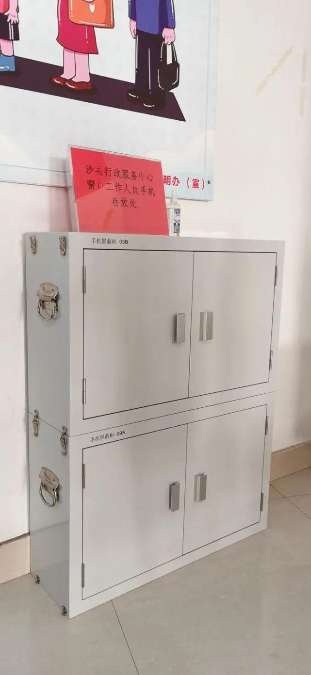 刚入大厅,一个铁柜便引起海都君的注意,上方挂有"工作人员手机存放处"