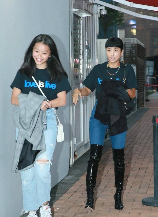 当时才14岁的陈康堤身高就已经和母亲持平,直逼1米7,不得不说,这